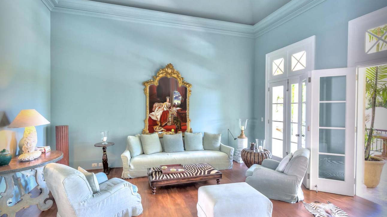 Luxury Villas Offer Guests Oil Paintings of Themselves to Take Home as Holiday Keepsakes