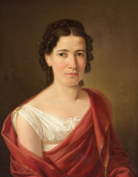 Mujer de pelo negro con un vestido blanco y chal rojo de vino