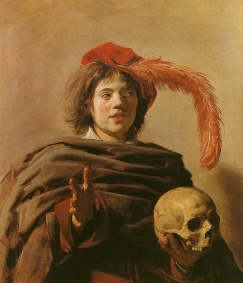 Un hombre joven con un cráneo