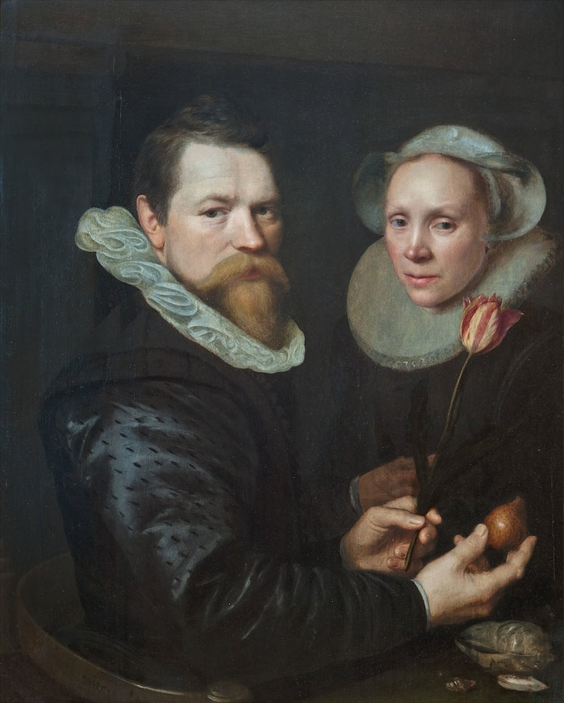 Double portrait d'un mari et d'une femme avec des tulipes, des bulbes et des coquillages